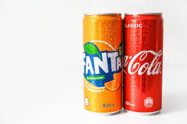 Minsk, Belarus - 18 Eylül 2020: Coca-Cola ve Fanta kutularında yoğunlaşma damlaları var. Coca-Cola Company tarafından üretilen iki içecek.