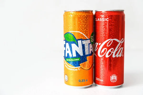 Minsk, Belarus - 18 Eylül 2020: Coca-Cola ve Fanta kutularında yoğunlaşma damlaları var. Coca-Cola Company tarafından üretilen iki içecek.