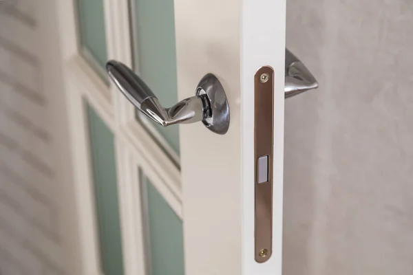 Pintu Kayu Dengan Pengait Magnetik Kontemporer Pada Interior Modern — Stok Foto