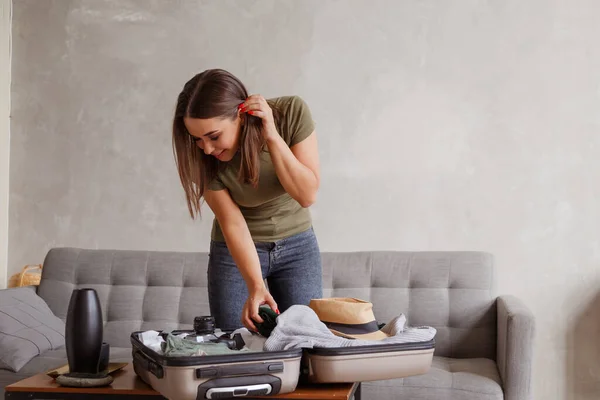 Preparación Maleta Para Viaje Vacaciones Después Del Bloqueo Mujer Joven — Foto de Stock