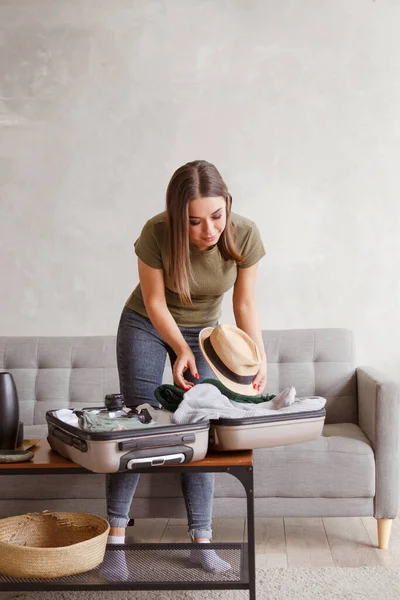 Preparación Maleta Para Viaje Vacaciones Después Del Bloqueo Mujer Joven — Foto de Stock