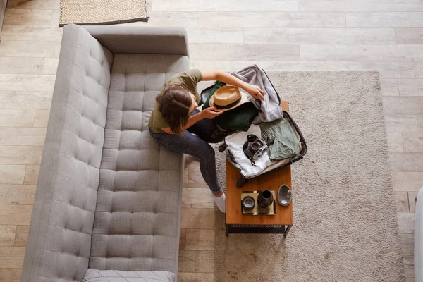 Preparación Maleta Para Viaje Vacaciones Después Del Bloqueo Mujer Joven — Foto de Stock