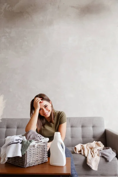 Mujer Joven Cansada Rutina Casa Pero Sonriente Sentada Sofá Con — Foto de Stock