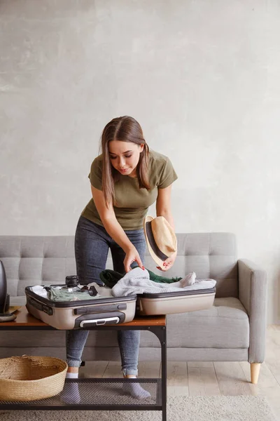 Preparación Maleta Para Viaje Vacaciones Después Del Bloqueo Mujer Joven — Foto de Stock