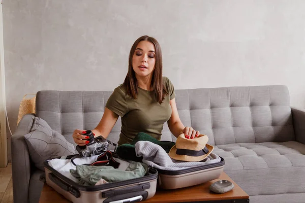 Preparación Maleta Para Viaje Vacaciones Después Del Período Bloqueo Mujer — Foto de Stock