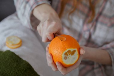 Kadınlara yakından bak. Bir portakalı bıçakla soyuyorlar.