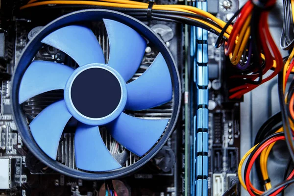 Dissipateur thermique et ventilateur du traitement central ou du refroidisseur CPU à l'intérieur de l'unité système pc. — Photo