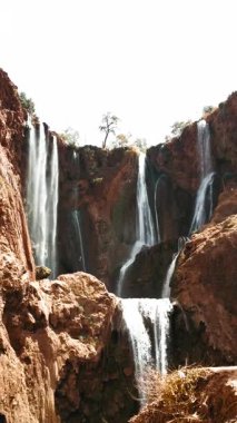 Rahatlatıcı ve huzurlu su Fas dağından aşağı düşüyor.. 