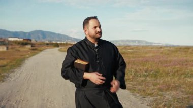 Güneşli bir günde Doğadaki Rahip 