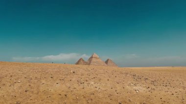 Piramitlerin Arkasında Renkli Mavi Gökyüzü. 