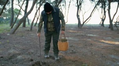 Doğada Mantar Avı Yapan Adam 