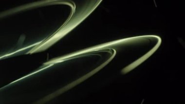 Siyah arkaplanda çizgi döndürme efekti