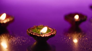 Renkli Diwali diyas şenlikli atmosferi aydınlatıyor.