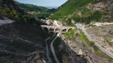 Hava uçuşu mermer ocakların üzerinde