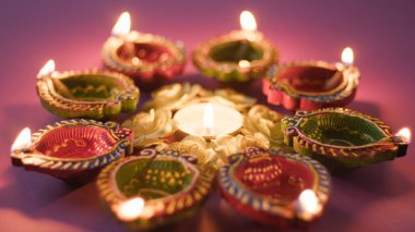 Diwali kutlaması için mum yakmak.