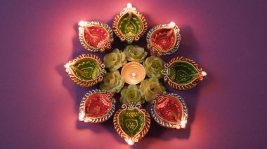 Renkli dekorasyonlu geleneksel Diwali mumları.