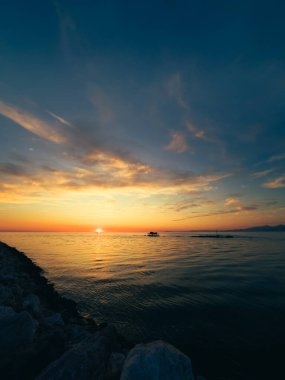 Uçurumun Kayalıkları Güzel Günbatımına Karşı . 