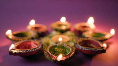 Şenlik masasında parlayan Diwali diya mumları.