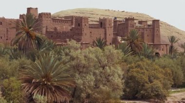 Küçük bir kasaba olan Ouarzazate 'de doğada kale inşa ediliyor. . 