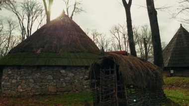 Köydeki evlerin üzerinde güneş parlıyor.. 