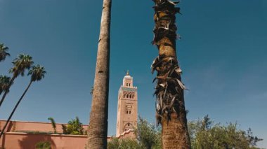 Fas 'taki Eski Kulenin Altında Yürüyorum. 