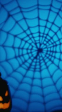 Cadılar Bayramı balkabağı gecenin içinde belirir.