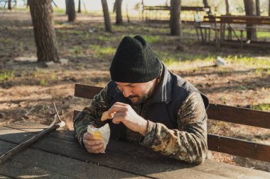 Ormanda Rahatlayan Mantar Avcısı. 