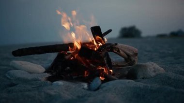 Mavi saatte sahilde şenlik ateşi