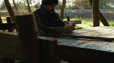 Doğada Mantar Avı Yapan Adam 