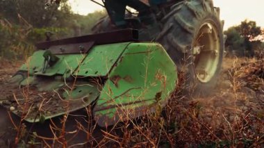 Traktör Taşımacılık ve Çiftlik Topraklarında Çalışmak.