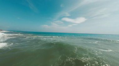 Dalgalı denizin havadan görünüşü.