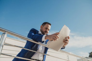 Güneşli bir günde takım elbisesiyle kendinden emin bir iş adamı..