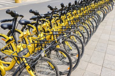 Beijing, Çin - 30 Nisan 2018: Satır Ofo ücretsiz sloating Bisiklet Kiralama Çin sarı bisiklet,.