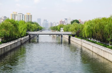 Beijing Çin bir kanala bakan bir köprü.