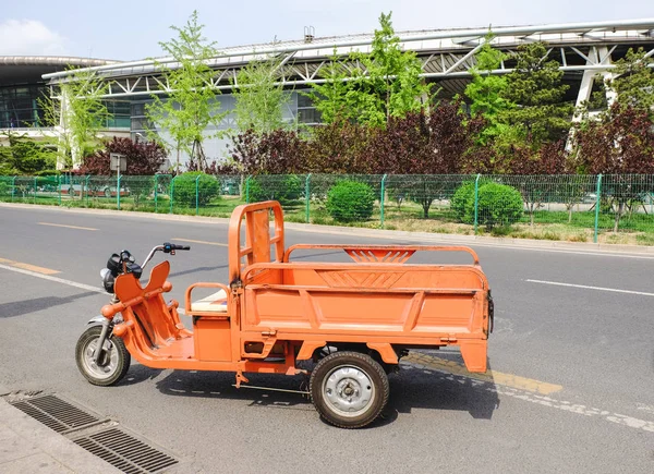 Triciclo Eléctrico Estacionado Una Carretera Beijing China Imagen de stock
