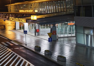 Warsaw, Polonya - 19 Temmuz 2018: Chopin Uluslararası Havaalanı, Varşova, Polonya, tren istasyonu. Lehçe işareti - Tren İstasyonu.