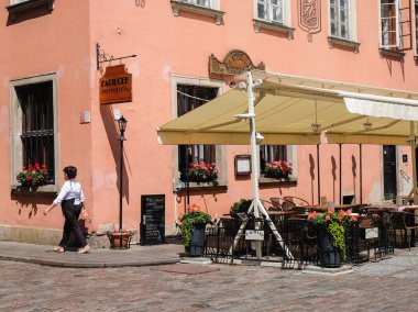 Warsaw, Polonya - 19 Temmuz 2018: Bir köşede eski bir şehir, Varşova, Polonya, Restoran veranda