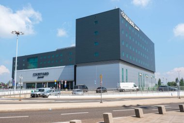 Varşova, Polonya - 19 Temmuz 2018: Courtyard by Marriott Hotel Chopin Uluslararası Havalimanı, Varşova, Polonya.