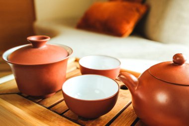 Bir odada bir bambu tepsi oryantal çay seti.