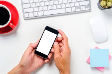 Adam elleri boş ekranı tutuyor, atölyede akıllı telefon..