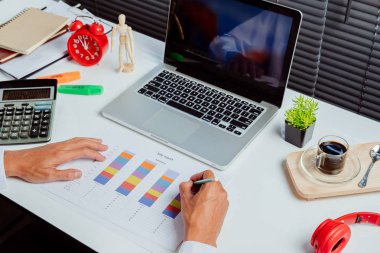 İş adamı, ofis masasında dizüstü bilgisayarla yatırım tablolarını analiz ediyor. Kapat. Mali Raporlar İstatistiksel Muhasebe Konsepti.