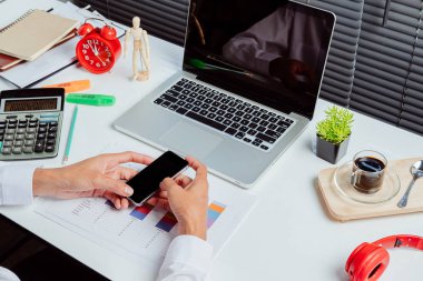 İş adamı çalışıyor ve akıllı telefonu ekranda kullanıyor. İş konsepti.