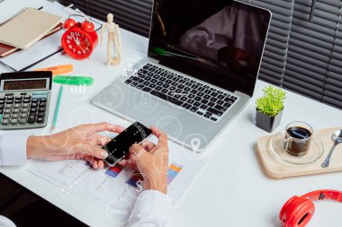 İş adamı çalışıyor ve akıllı telefonu ekranda kullanıyor. Sanal grafik diyagramı olan iş konsepti.