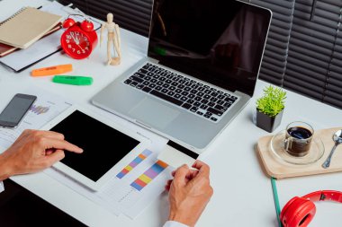 Modern beyaz masadaki tablet bilgisayar ve kredi kartı tutan adam. Üst görünüm. Çevrimiçi Konsept Hopping.