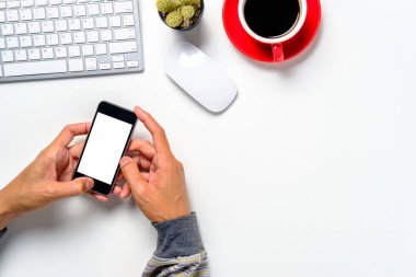 Adam elleri boş ekranı tutuyor, atölyede akıllı telefon..