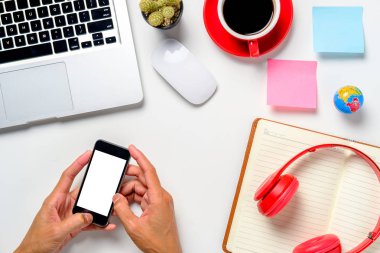 Adam elleri boş ekranı tutuyor, atölyede akıllı telefon..