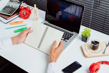 İş adamının elleri ofiste defteri tutuyor. Yukarıdan görüntüle.