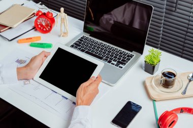 Tablet, laptop, online bankacılık ödeme iletişim ağı kullanan işadamı eli.