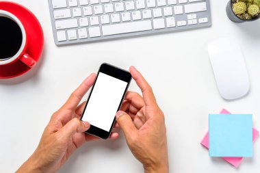 Adam elleri boş ekranı tutuyor, atölyede akıllı telefon..