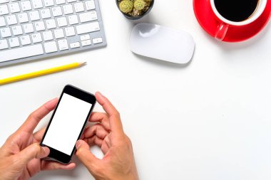 Adam elleri boş ekranı tutuyor, atölyede akıllı telefon..